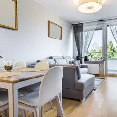 Jak urządzić mały salon ze stołem i uniknąć chaosu w aranżacji