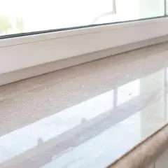 Jak wybrać idealny parapet wewnętrzny do białych okien, by zachwycał?