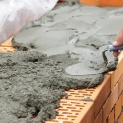 Zaprawa cementowo-wapienna: właściwości i zastosowania w budowie