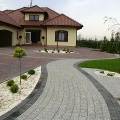 Kostka brukowa przed czy po elewacji? Uniknij błędów w kolejności prac budowlanych