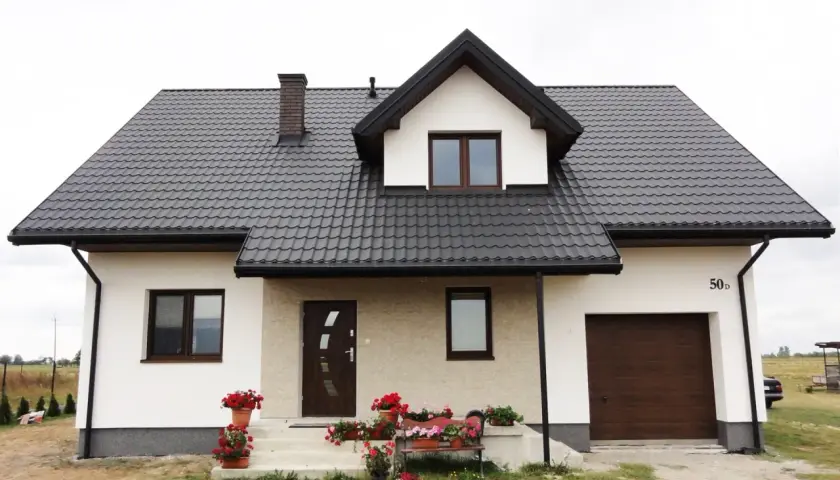 Jak dobrać idealny kolor elewacji do brązowych okien? Sprawdź najlepsze propozycje!